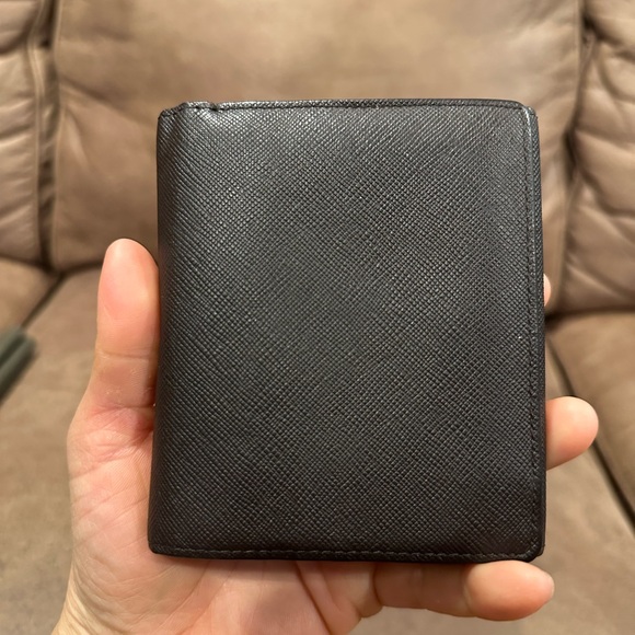 Black Compact Wallet with Textured Leather Design - Picture 2 of 15